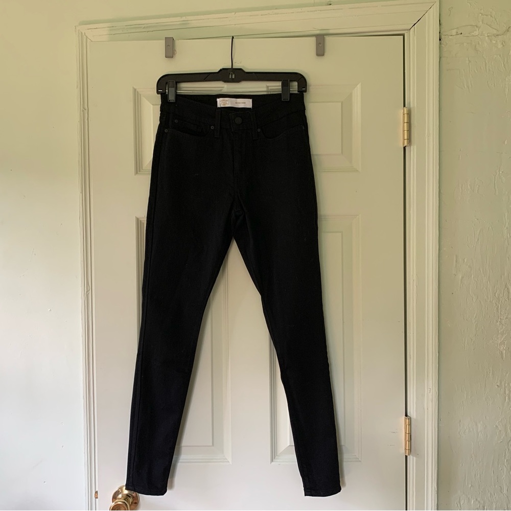 Black Levi’s signature mid rise skinny jeans
